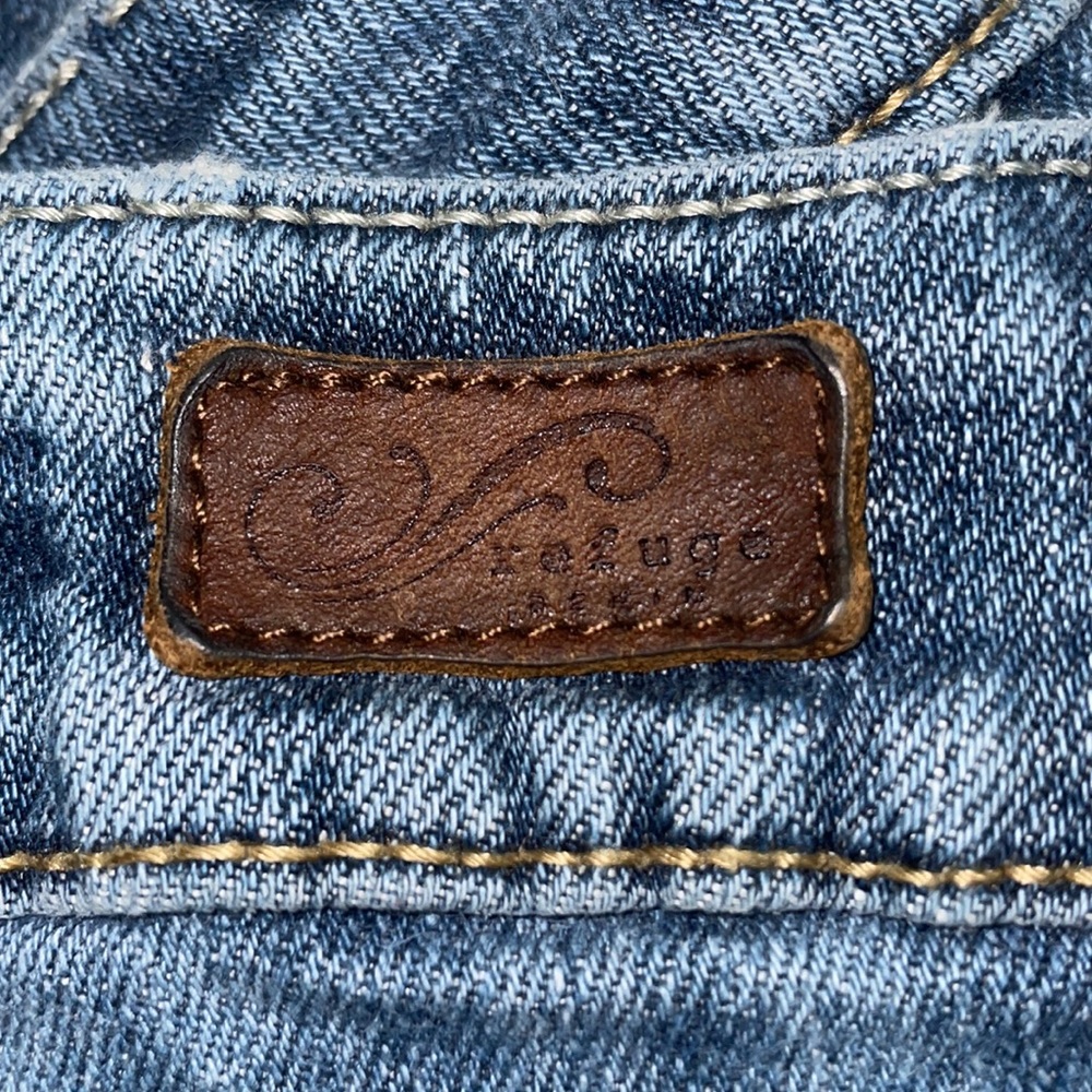 Women’s REFUGE Shredded Jeans!